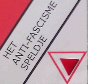 Rode-driehoek speldje